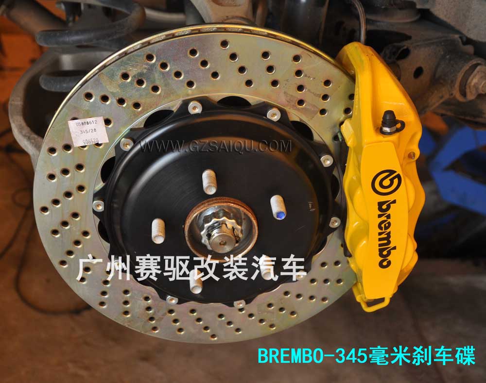 換裝的卡鉗和剎車(chē)碟，性能提升